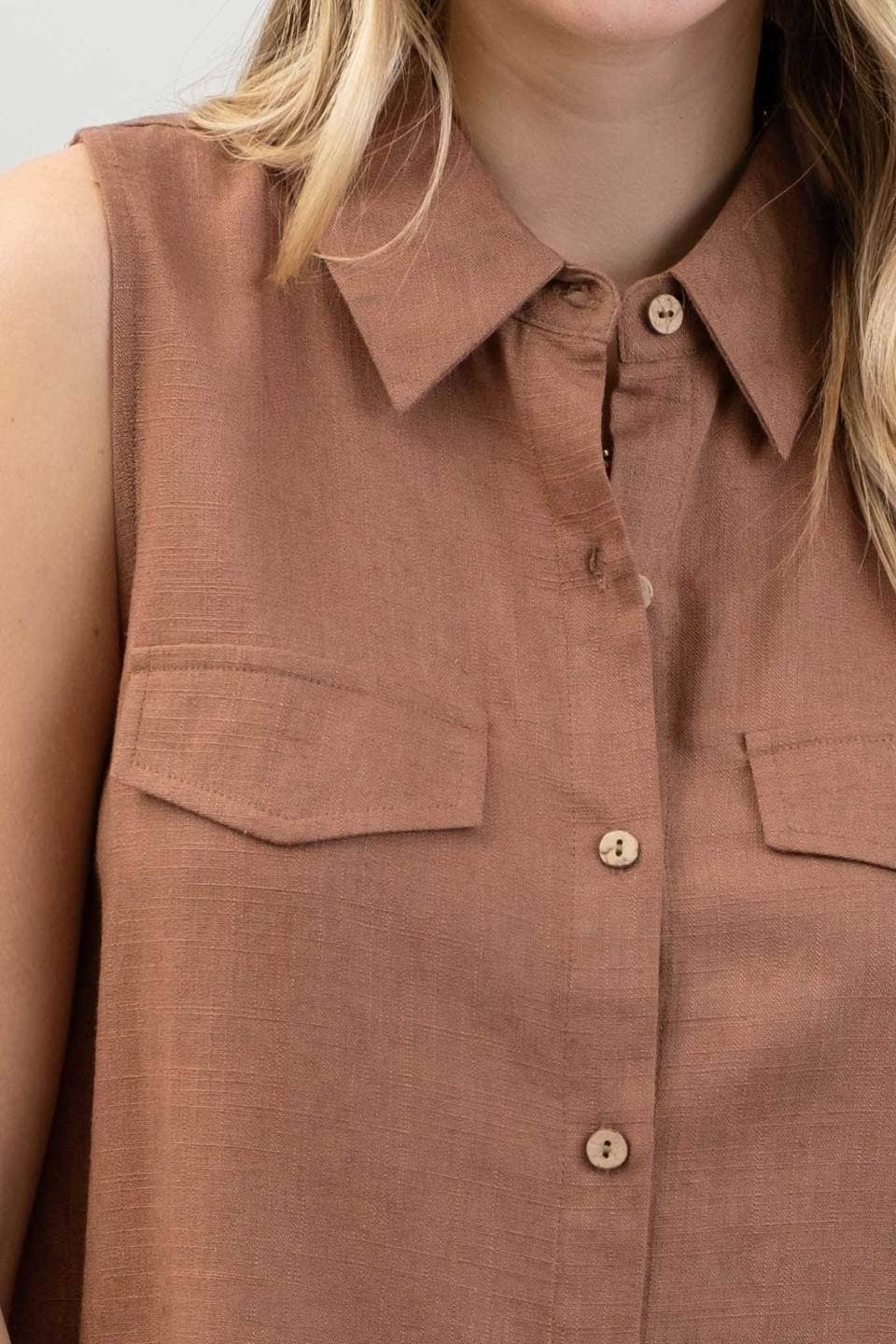 COLLARED SLEEVELESS SHIRT: LIGHT BROWN