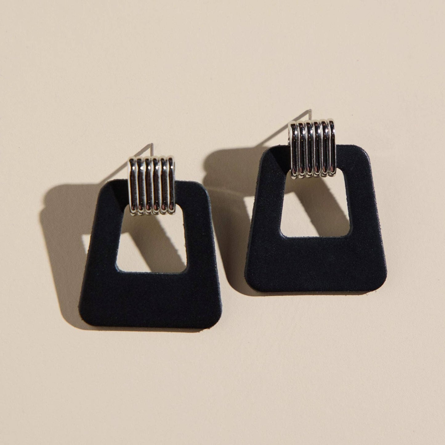 N&S Black Avery: Gold