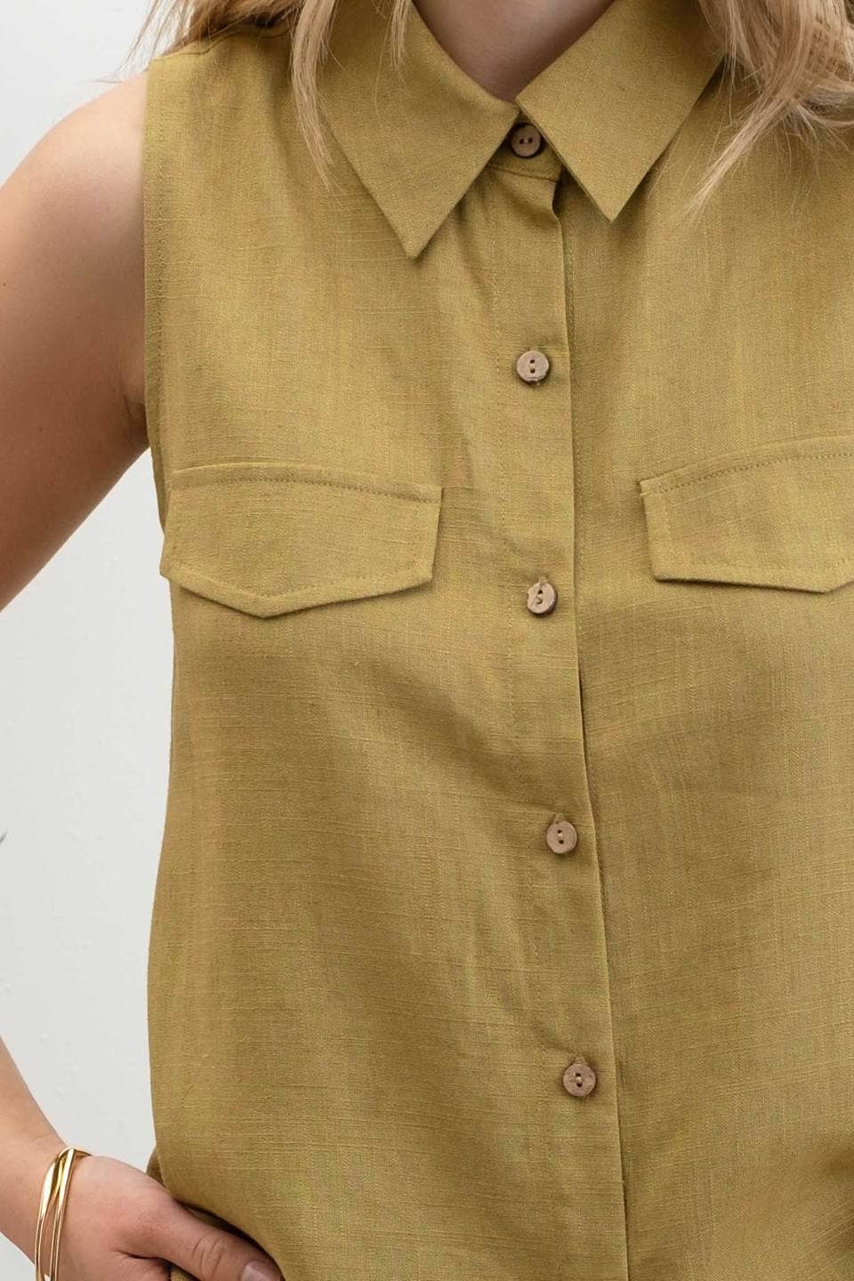 COLLARED SLEEVELESS SHIRT: LIGHT BROWN