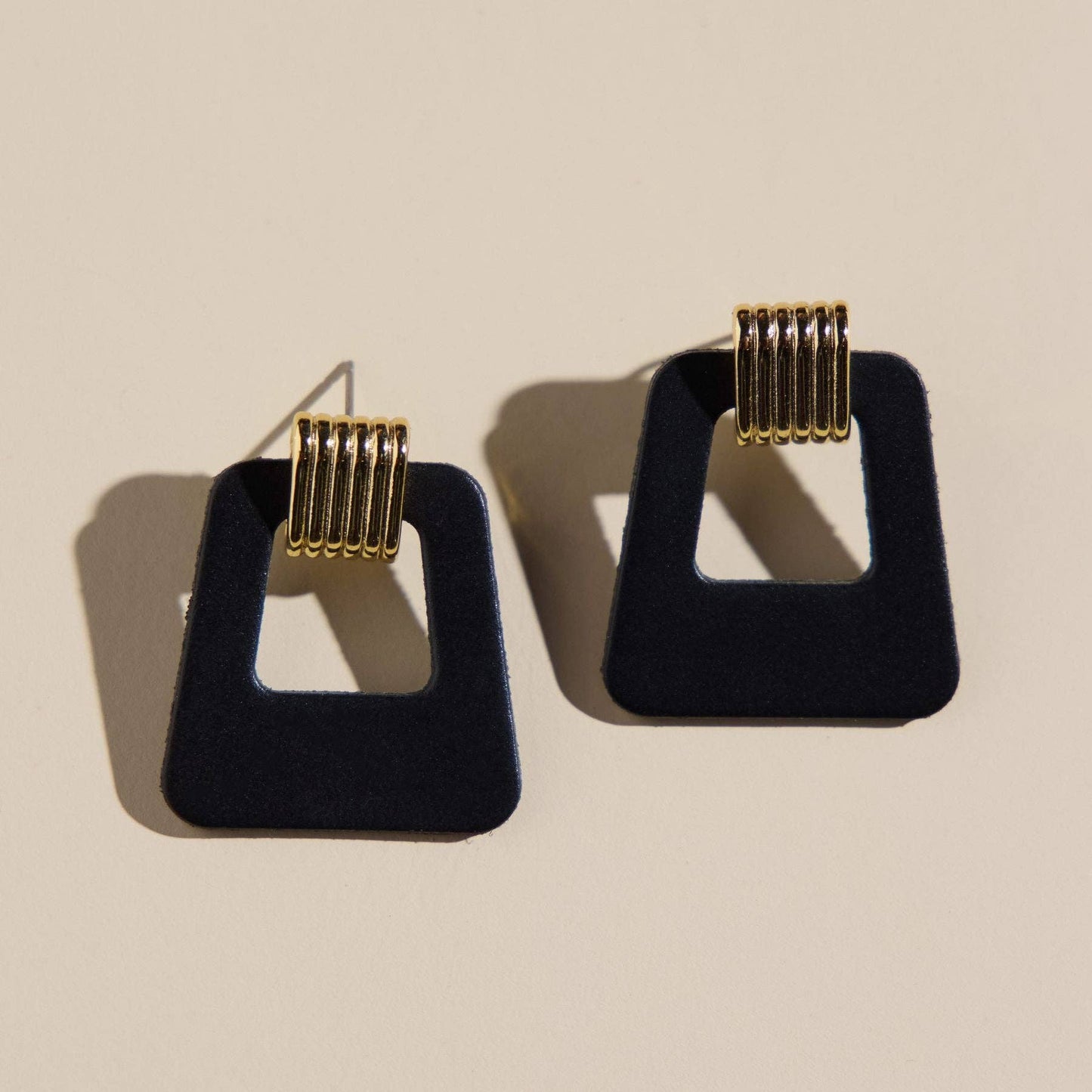 N&S Black Avery: Gold