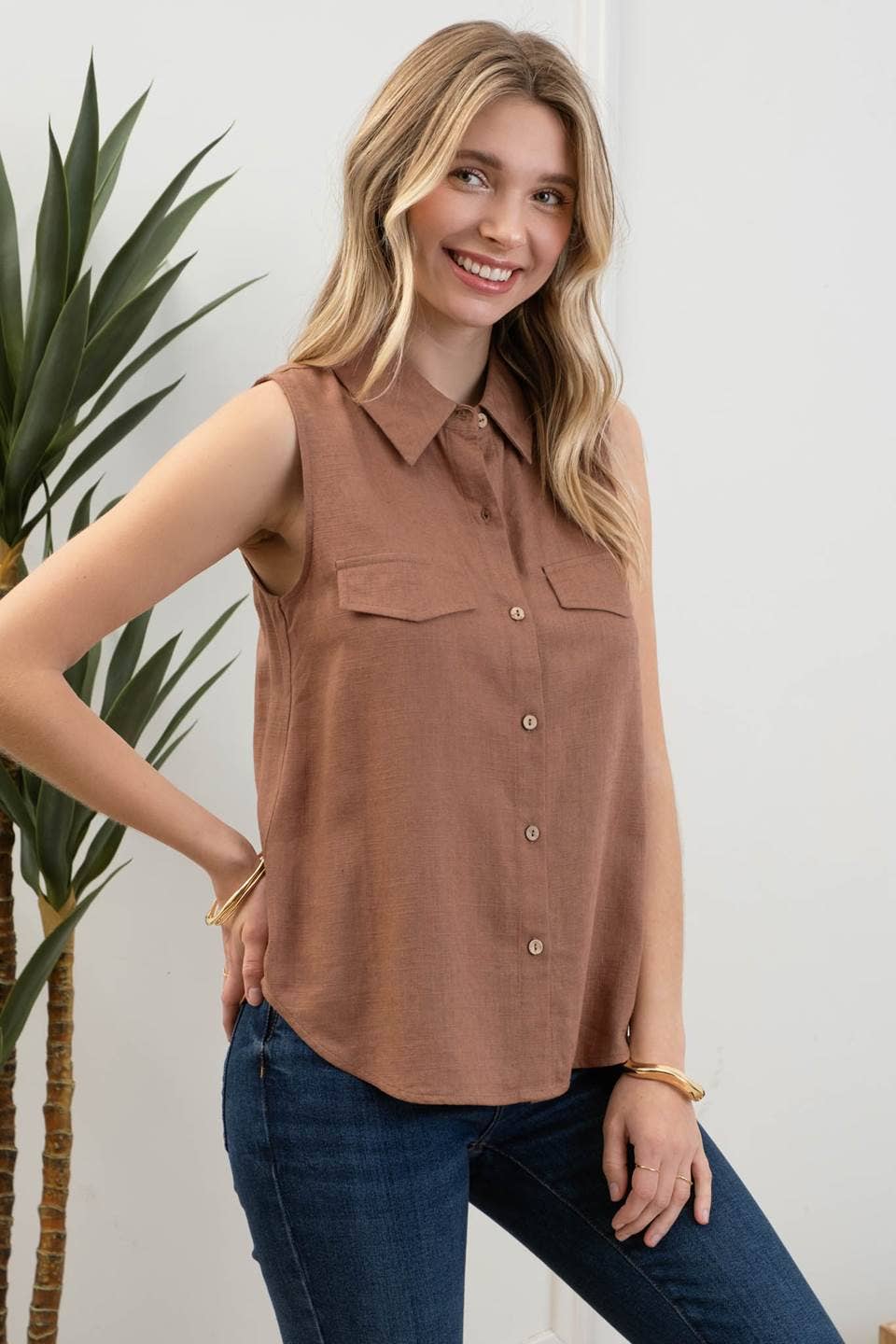 COLLARED SLEEVELESS SHIRT: LIGHT BROWN